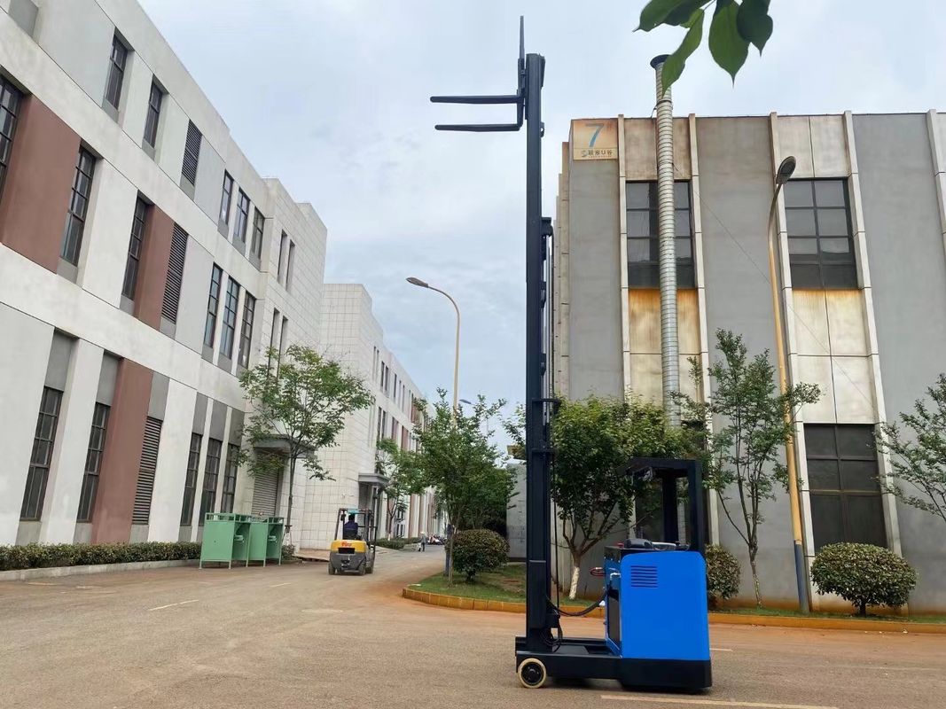 Electric Reach Truck Vehicle Move Forward Forklift Truck Carrying Capacity 2000 KGS Lifting Height 6500  Mm